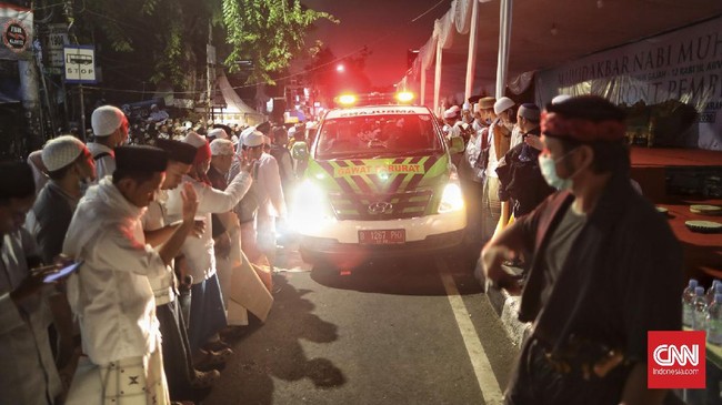 Ambulans yang membawa jenazah enam laskar FPI yang tewas akibat terjangan peluru aparat tiba di kawasan Petamburan, Selasa (8/12) malam.