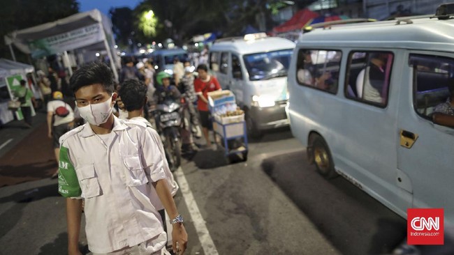 Massa Berbaju Putih Disebut Tutup Jalan Saat Acara Rizieq Sekelompok massa berbaju putih-putih disebut menutup jalan hingga mengganggu lalin saat acara pernikahan anak Rizieq di Petamburan