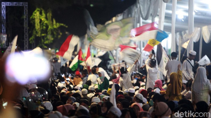 Jemaah memadati acara Maulid Nabi Muhammad SAW dan akad nikah putri Habib Rizieq Syihab di Petamburan, Sabtu (14/11/2020). Mereka berkerumun tanpa menjaga jarak.