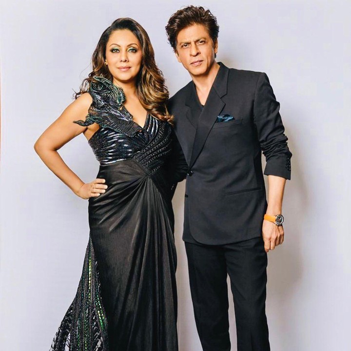 <p>Meski berbeda keyakinan, namun keduanya kerap tampil kompak, lho. Khan dan Gauri terlihat serasi dengan pakaian hitam nih, Bunda. (Foto: Instagram @gaurikhan)</p>
