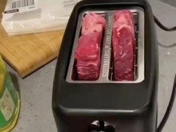 Masak Steak Pakai Pemanggang Roti, Wanita Ini Dihujat Netizen