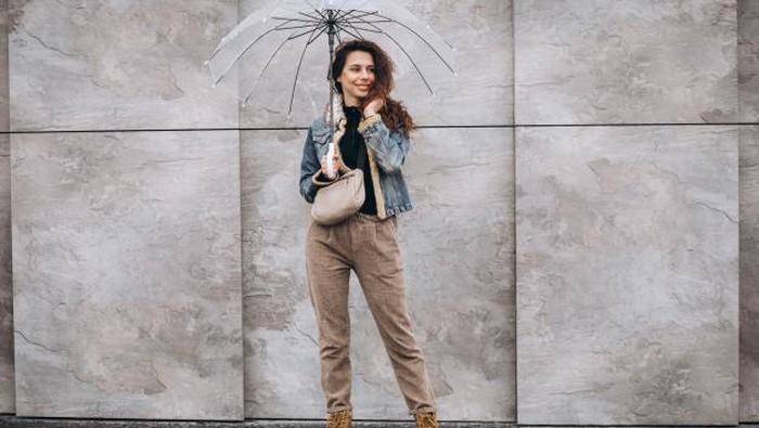 Tetap Stylist di Musim Hujan dengan Inspirasi Mix and Match Outfit Ini!