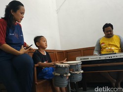 Belajar Otodidak, Bocah TK yang Viral Piawai Main Kendang Idolakan Dory Harsa
