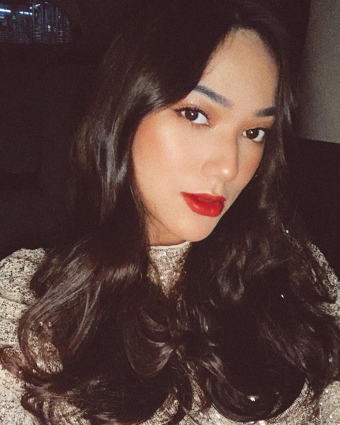 Lipstik merah memang paling cocok dikenakan untuk tampil bold di acara malam. Beauty influencer Nabila Gardena menjadi salah satu yang mengandalkan lipstik warna ini saat menghadiri event malam di suatu kesempatan. Ia bergaya soft glam dengan mengenakan lipstik berwarna classic red, lalu memadukannya dengan riasan mata bernuansa coklat dan contour untuk mempertegas garis wajah. (Foto: instagram.com/nabilagardena)