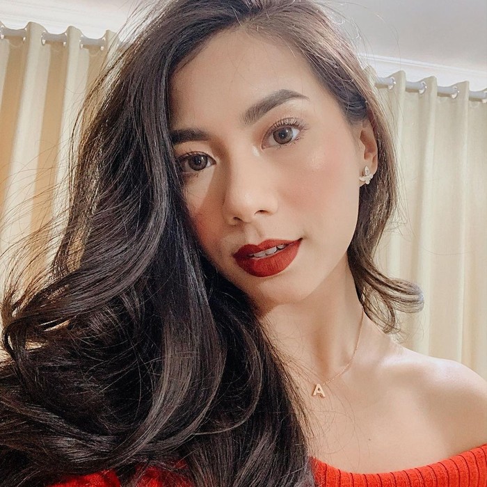 Kalau penampilan Abel Cantika yang satu ini cocok dijadikan inspirasi makeup untuk nge-date. Bertema romantic look, Abel memfokuskan riasannya pada bibir dengan mengaplikasikan lipstik berwarna maroon yang bold. Sementara untuk riasan mata, ia membubuhkan maskara untuk melentikan bulu mata, dan untuk riasan wajah, ia menambahkan pulasan blush on yang memberi kesan fresh. (Foto: instagram.com/abellyc)