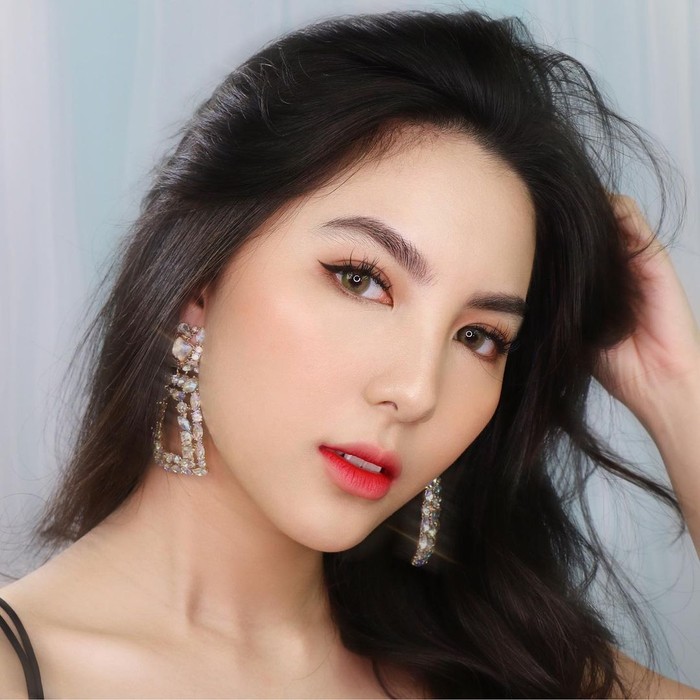 Gaya makeup Devienna Setiawan ini juga tak kalah manis untuk dijadikan inspirasi makeup nge-date. Ia mengenakan riasan winged eyeliner dan eyeshadow coklat yang dipadukan dengan ombre lips bernuansa cherry red. Untuk riasan wajah, beauty vlogger cantik ini memoleskan blush on tipis-tipis, kemudian menambahkan highlighter di tulang pipi. (Foto: instagram.com/deviennaaa)