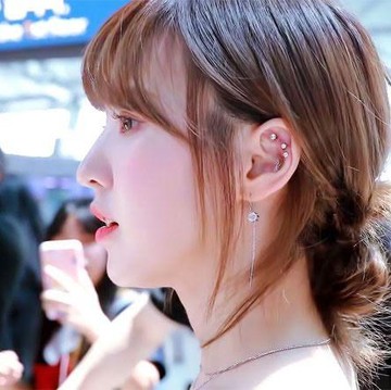 9 Idol K-Pop Wanita yang Makin Cantik dengan Fashion Tindik Telinga