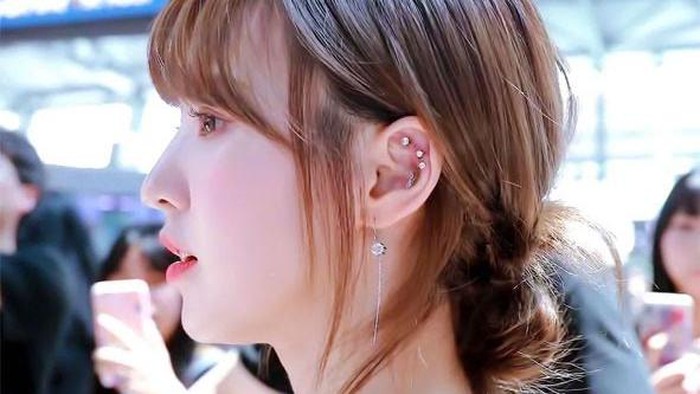 9 Idol K-Pop Wanita yang Makin Cantik dengan Fashion Tindik Telinga 9 Idol K-Pop Wanita yang Makin Cantik dengan Fashion Tindik Telinga