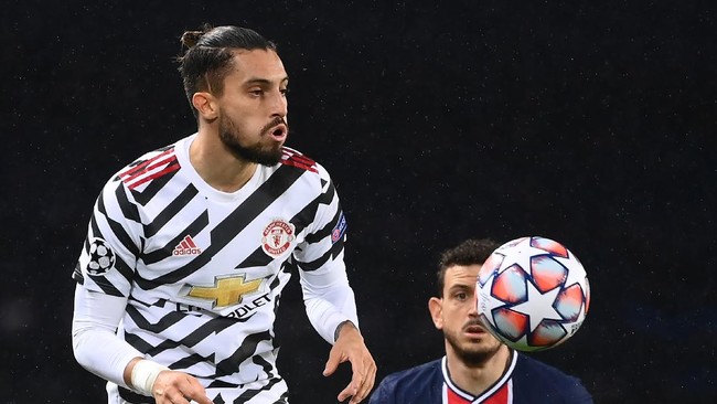 Bek kiri Manchester United Alex Telles kembali positif virus corona atau Covid-19 saat tengah bertugas memperkuat timnas Brasil.