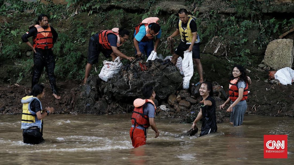 FOTO : Sampah 700 Kg dari Bersih-bersih Sungai Ciliwung