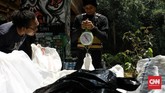 FOTO : Sampah 700 Kg dari Bersih-bersih Sungai Ciliwung Anggota Komunitas Ciliwung menggelar aksi bersih-bersih sungai demi mengantisipasi banjir musiman selama penghujan tiba. Sebanyak 700 kg sampah dikumpulkan.