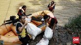 FOTO : Sampah 700 Kg dari Bersih-bersih Sungai Ciliwung Anggota Komunitas Ciliwung menggelar aksi bersih-bersih sungai demi mengantisipasi banjir musiman selama penghujan tiba. Sebanyak 700 kg sampah dikumpulkan.