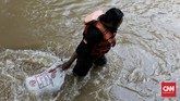 FOTO : Sampah 700 Kg dari Bersih-bersih Sungai Ciliwung Anggota Komunitas Ciliwung menggelar aksi bersih-bersih sungai demi mengantisipasi banjir musiman selama penghujan tiba. Sebanyak 700 kg sampah dikumpulkan.