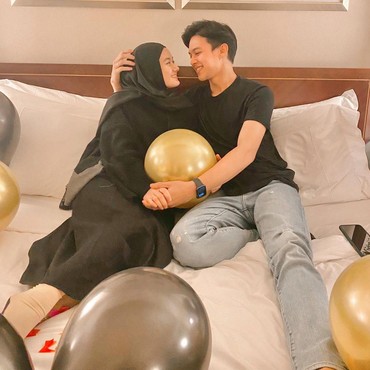 Rey Mbayang dan Dinda Hauw Rayakan Ultah Bersama di Atas Kasur
