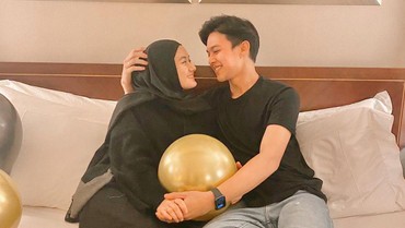 img-title Rey Mbayang dan Dinda Hauw Rayakan Ultah Bersama di Atas Kasur