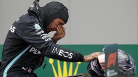 Buntut Kontroversi F1, Hamilton Unfollow Semua Orang di Instagram