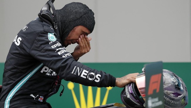 Juara dunia Formula 1 2020 Lewis Hamilton dinyatakan positif terinfeksi virus corona pada Selasa (1/12) pagi waktu setempat.