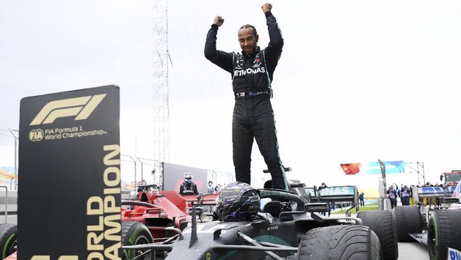 Pembalap Formula 1 Lewis Hamilton akhirnya resmi memperpanjang kontrak di Mercedes untuk musim balapan 2021.
