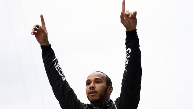 Pembalap Formula 1, Lewis Hamilton mengirimkan dukungan kepada warga Ukraina di tengah invasi yang dilakukan oleh Rusia.