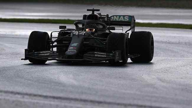 Pembalap Mercedes Lewis Hamilton juara dunia Formula 1 2020 usai menang Grand Prix Turki 2020, Minggu (15/11).