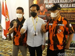 Benda Ini Sering Mengalung di Leher Gibran, Apa Itu?