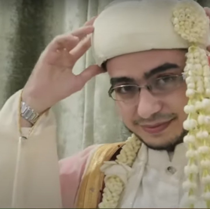 <p>Irfan Alaydrus kabarnya masih termasuk keturunan Nabi Muhammad SAW. Ini karena Alaydrus merupakan salah satu marga Alawiyyin, sebutan untuk kelompok yang punya pertalian darah dengan Nabi Muhammad SAW. (YouTube Front TV)</p>