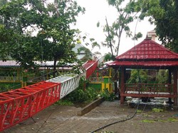 Hujan Deras-Angin Kencang Landa Gowa Sulsel, Menara Radio UIN Makassar Roboh