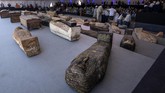 FOTO: Mesir Pamer 100 Peti Mati Bermumi Usia 2.500 Tahun Sebanyak 100 peti kuno yang beberapa di dalamnya masih terdapat mumi berusia lebih dari 2.500 tahun, ditemukan di selatan Kairo, Mesir.