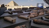 FOTO: Mesir Pamer 100 Peti Mati Bermumi Usia 2.500 Tahun Sebanyak 100 peti kuno yang beberapa di dalamnya masih terdapat mumi berusia lebih dari 2.500 tahun, ditemukan di selatan Kairo, Mesir.