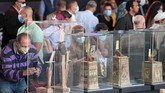 FOTO: Mesir Pamer 100 Peti Mati Bermumi Usia 2.500 Tahun Sebanyak 100 peti kuno yang beberapa di dalamnya masih terdapat mumi berusia lebih dari 2.500 tahun, ditemukan di selatan Kairo, Mesir.