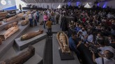 FOTO: Mesir Pamer 100 Peti Mati Bermumi Usia 2.500 Tahun Sebanyak 100 peti kuno yang beberapa di dalamnya masih terdapat mumi berusia lebih dari 2.500 tahun, ditemukan di selatan Kairo, Mesir.