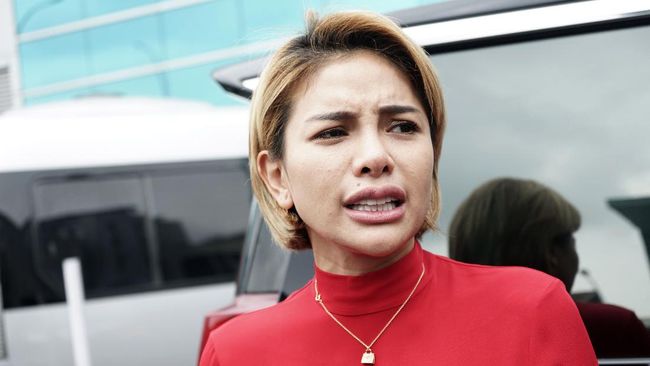 Nikita Mirzani disebut geram usai mengetahui hasil visum tambahan anaknya, LM, berkaitan dengan gugatan terhadap Vadel Badjideh.