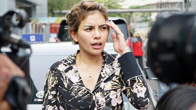 Nikita Mirzani Bongkar Detik-detik Polisi Datangi Rumah Jam 3 Pagi Nikita Mirzani mengungkap detik-detik saat polisi mendatangi rumahnya pada Rabu (15/6) pukul 03.00 WIB lewat video di Instagram.