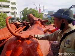 Patung Karapan Sapi di Surabaya yang Berlubang hingga Viral Sudah Ditambal