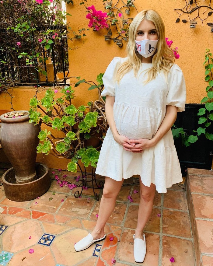 Tampil dengan perut yang membesar, Emma terlihat sangat bahagia. Di beberapa potret, ia terlihat tersenyum memamerkan baby bump-nya. Bahkan baru-baru ini, Emma semakin sering mengunggah OOTD cantik maternity style. (Foto: Instagram.com/Emmaroberts)