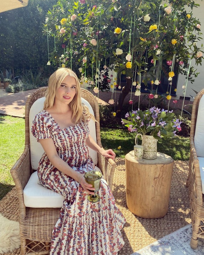Tak hanya melalui US Magazine, kabar kehamilan Ema sebenarnya pertama kali terkuak di media sosial ibunya, Kelly Cunningham. Saat itu sang ibu tengah menjawab pertanyaan beberapa fans. Kemudian Kelly mengiyakan kabar kehamilan Ema dan disusul artikel di US Magazine. (Foto: Instagram.com/Emmaroberts)