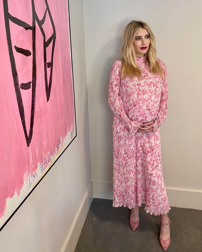 Meskipun tengah hamil besar, penampilan Emma terlihat tetap menawan dengan beragam dress yang dikenakannya. Emma terlihat sangat menyukai dress dengan cutting loose agar lebih nyaman dikenakannya. Di beberapa penampilan, Emma juga memilih dress bermotif floral yang cantik. Selalu terlihat mempesona dengan baby bump-nya, semoga selalu diberi kesehatan dan kelancaran hingga waktu persalinan nanti. (Foto: Instagram.com/Emmaroberts)