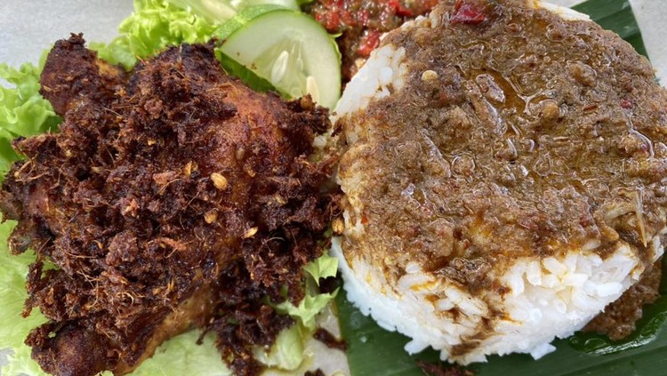 Pramugari Cantik Ini Banting Setir Jualan Nasi Ayam di Pinggir Jalan