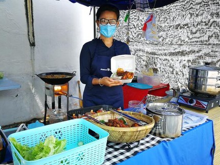 Usai di-PHK, Eks Pramugari Laris Manis Jualan Nasi Ayam di Pinggir Jalan
