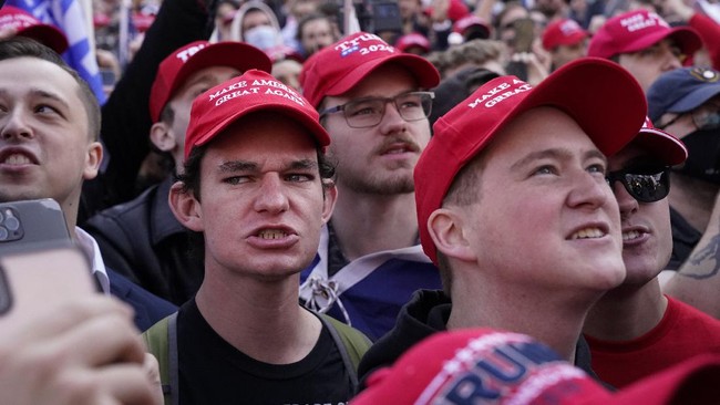 Sejumlah peristiwa terjadi pada akhir pekan mulai dari pendukung Trump kembali menggelar demo hingga Kemlu bantah kabar RI buka hubungan dengan Israel.