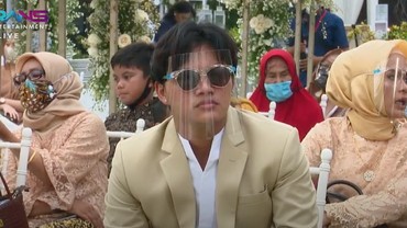 img-title Tampil dengan Gaya Nyentrik, Rizky Febian Tuturkan Doa untuk Sule