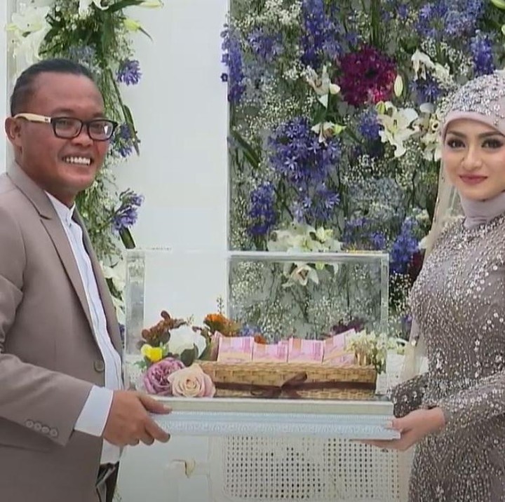 <p>Di momen pernikahannya, Sule memberikan mas kawin yang mewah pada Nathalie berupa uang tunai Rp200 juta, perhiasan emas 75 gram, dan seperangkat alat salat. (Foto: YouTube Rans Entertainment)</p>