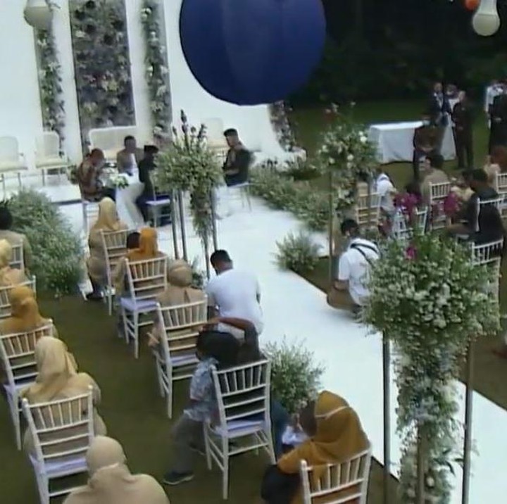 <p>Acara pernikahan mereka digelar di Tsamara Resto, kawasan Jatisampurna, Bekasi dengan konsep garden party dan dihadiri oleh undangan terbatas dengan mengikuti protokol kesehatan. (Foto: YouTube Rans Entertainment)</p>