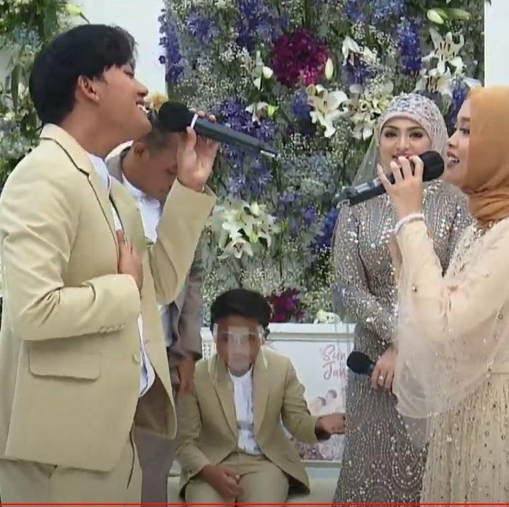 <p>Sule dan Nathalie mendapat persembahan lagu romantis dari anak-anak Sule, seperti Rizky Febian dan Putri Delina. (Foto: YouTube Rans Entertainment)</p>