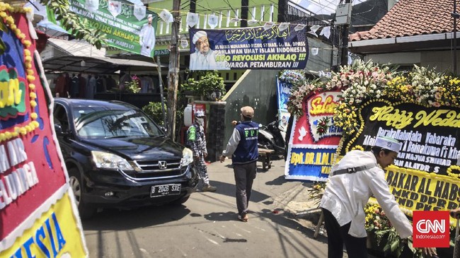 Eks Kepala KUA Tanah Abang diketahui reaktif Covid-19 saat akan diperiksa polisi dalam kasus kerumunan pernikahan putri Rizieq Shihab.