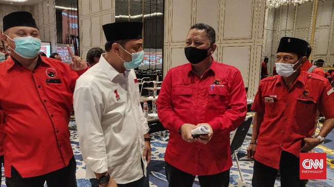 Kubu Eri Cahyadi-Armuji tak terima rapat pleno KPU ditunda.