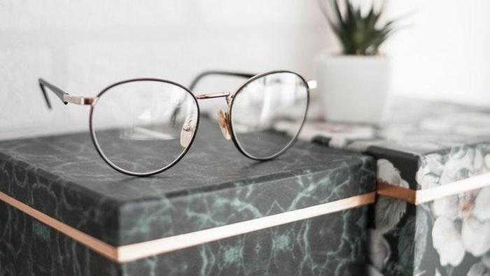 3 Tips Merawat Kacamata Agar Lebih Awet