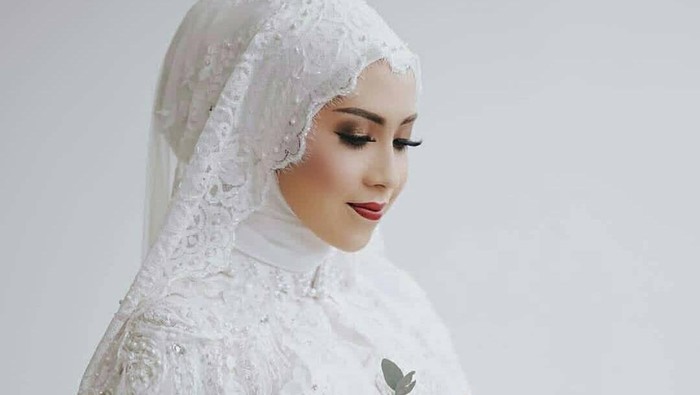 5 Inspirasi Makeup Pernikahan dengan Lipstick Merah