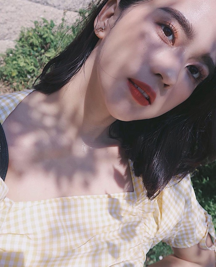 Penampilan kasual beauty influencer Sasyachi ini bisa dijadikan inspirasi untuk tampil dengan lipstik merah tanpa terlihat terlalu mencolok. Dengan riasan wajah dan mata yang natural, ia memfokuskan penampilannya pada polesan lipstick peachy red yang cerah sehingga gayanya tampak lebih fresh namun tak terkesan berlebihan. (Foto: instagram.com/sasyachi)