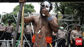 FOTO: Unjuk Rasa Mahasiswa Papua Tak Bisa Dekati Istana